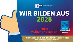 Ausbildungssiegel der IHK Niederbayern für das Jahr 2025 mit dem Slogan „WIR BILDEN AUS“. Enthält die Hashtags #KÖNNENLERNEN und eine Auszeichnung für einen „EINSER-AZUBI“. Ein stilisiertes Daumen-hoch-Symbol ist links zu sehen
