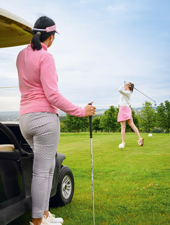 Golfspielerinnen spielen Golf