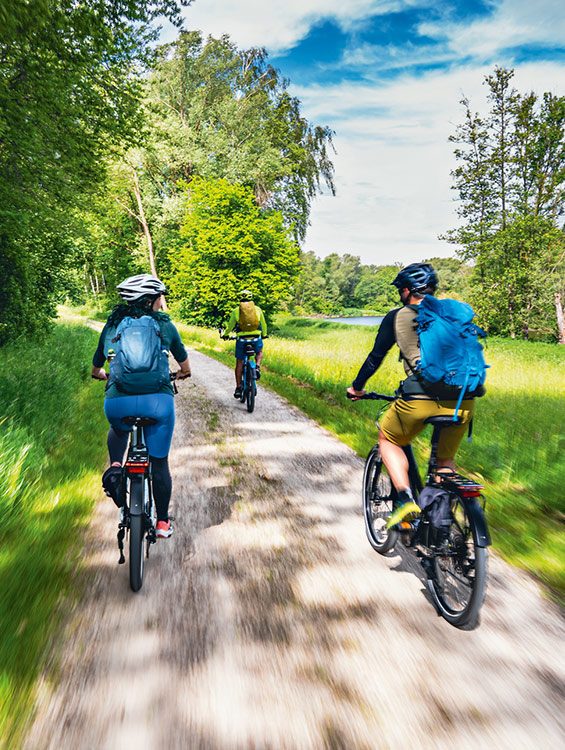 Fahrradfahrer auf einem Schotterweg
