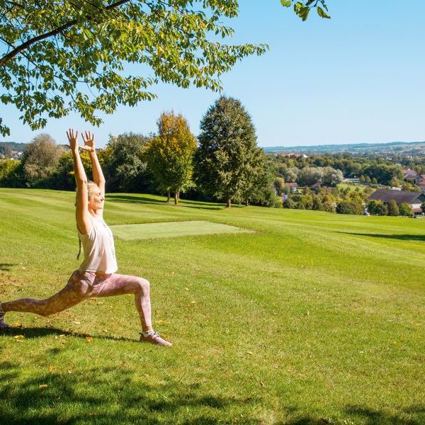 Frau macht Yoga auf dem Rottaler Baum-Yoga-Weg in der grünen Natur nahe dem Hotel Sonnengut in Bad Birnbach