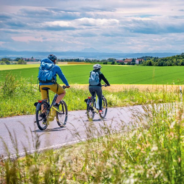 Fahrradfahrer in der Landschaft des Rottals