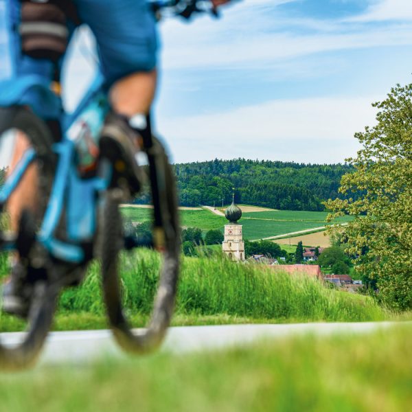Fahrradfahrer in der Landschaft des Rottals