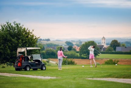 zwei Golfspielerinnen spielen Golf