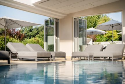 Pool des Sonnenguts mit Sicht auf die Liegen