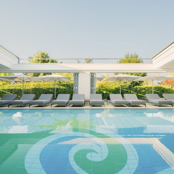 Sicht auf den Pool und die Liegen des Sonnenguts