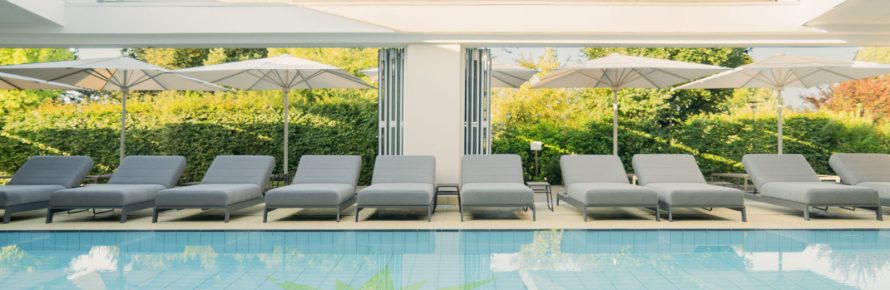 Sicht auf den Pool des Sonnenguts und die Liegen