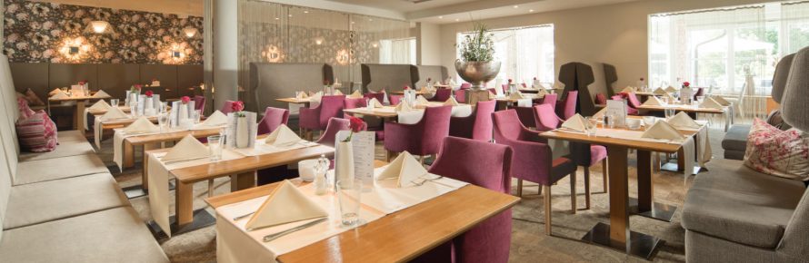 Ansicht auf Tische und Stühle im Restaurant